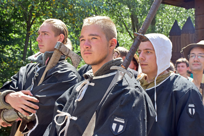 Гості фестивалю могли подивитися історичні бої, повчитися у рицарській школі і спробувати власні сили. 